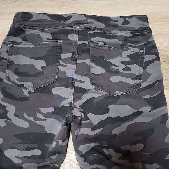 Women's size 8 Camo jeans - Picture 3 of 3